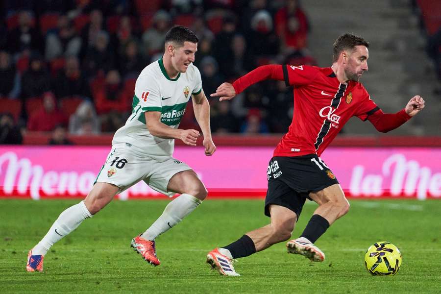 Lance del partido de ida entre Martim Neto y Sergi Darder