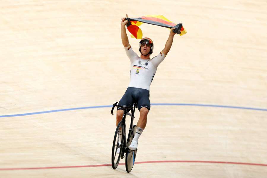 Teutenberg jubelt mit der deutschen Flagge