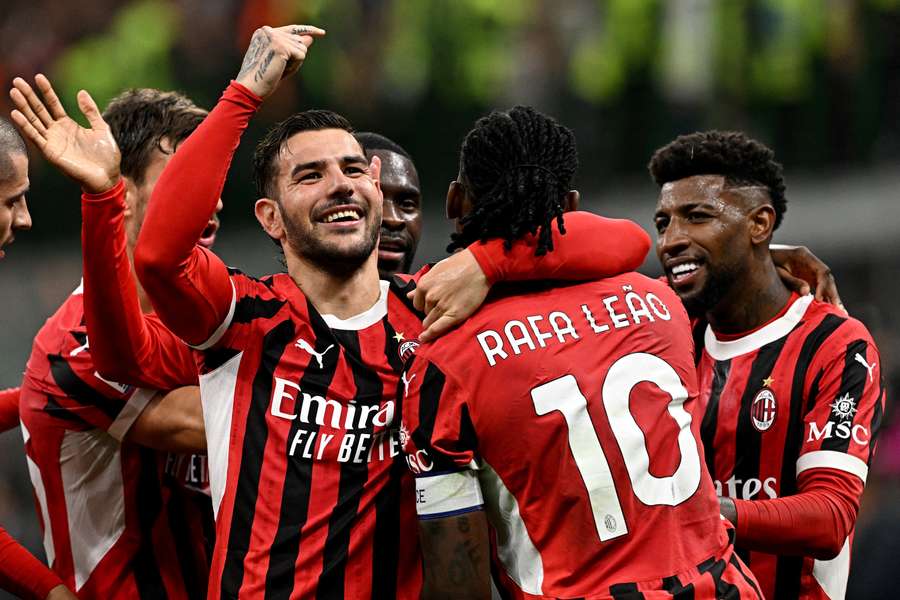 Theo Hernandez esulta indicando il suo compagno Rafael Leao, autore dell'assist che ha portato al gol del francese