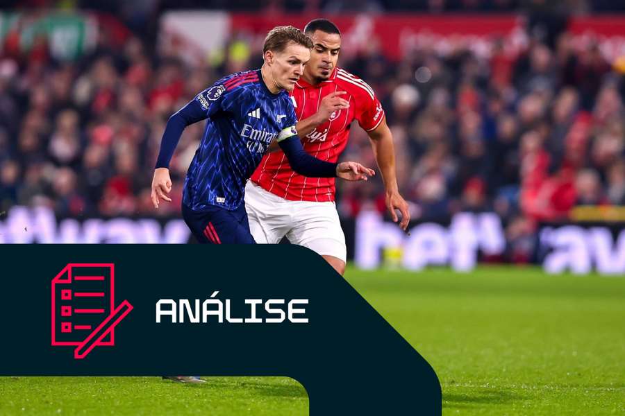 Martin Odegaard, do Arsenal, pressionado por Murillo, do Nottingham Forest