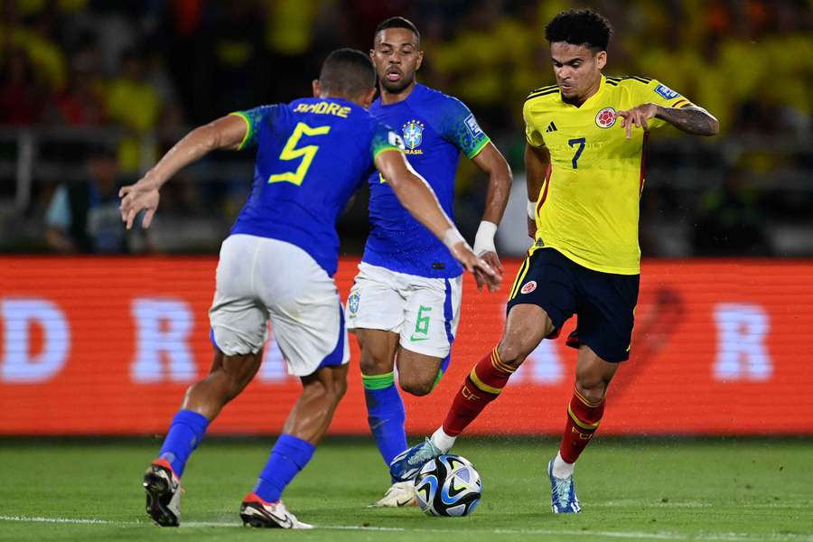 Luis Díaz y André disputan un balón