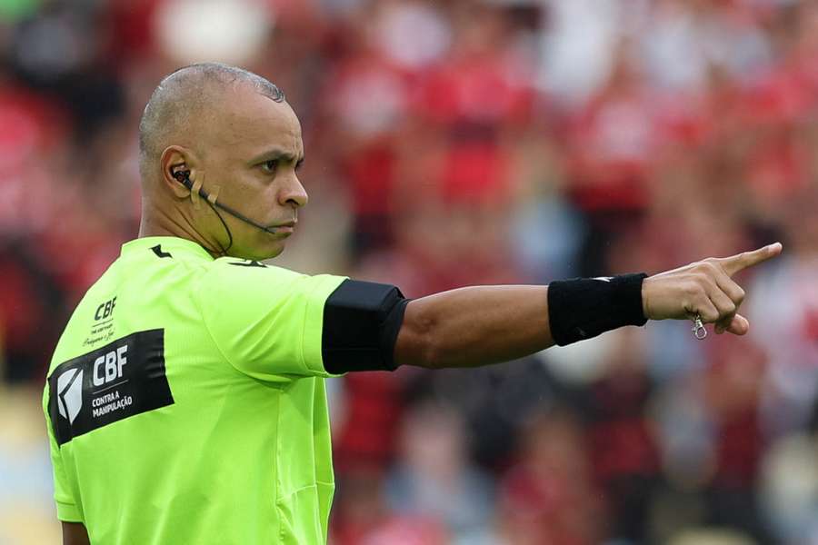Wilton Sampaio deixou o jogo seguir no Maracanã