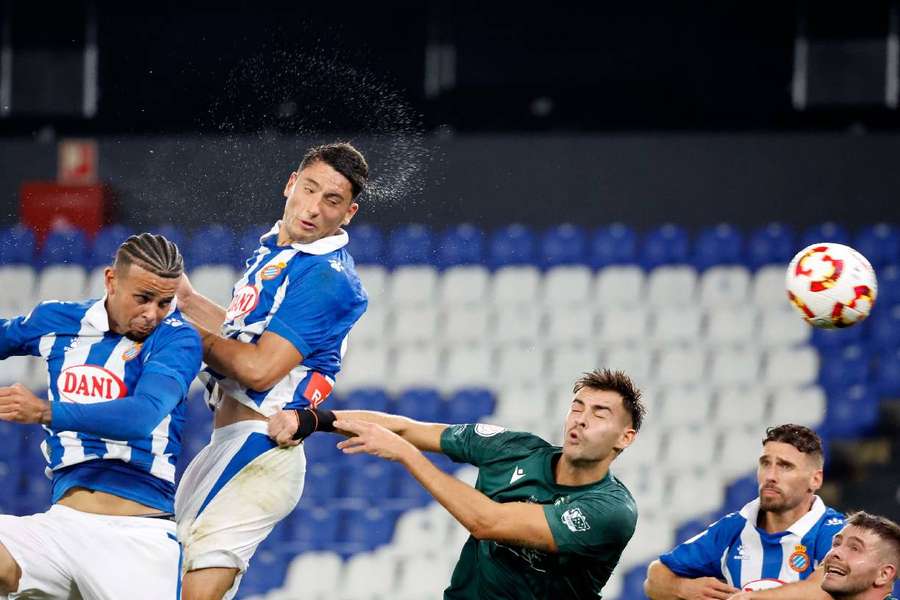 Duelo entre jugadores del San Tirso y Espanyol