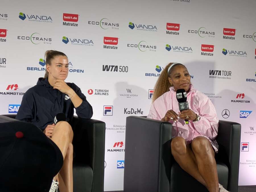 Serena (dreapta) la conferința de presă alături de Muchová