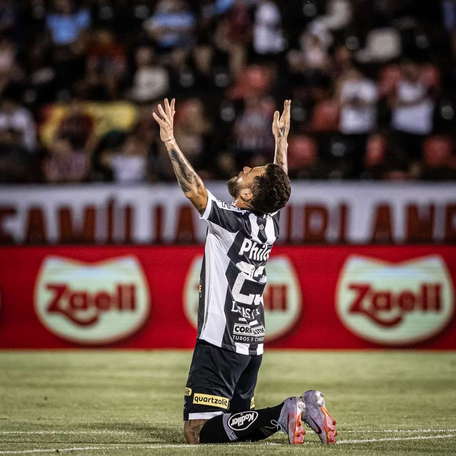Lucas Lima celebra gol que abriu o placar para o Santos