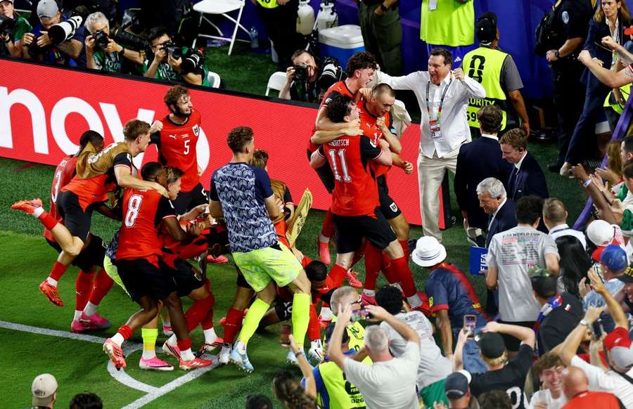 Österreichs Mannschaft nach dem umjubelten Ausgleich gegen Algerien Österreichs Mannschaft nach dem umjubelten Ausgleich gegen Algerien