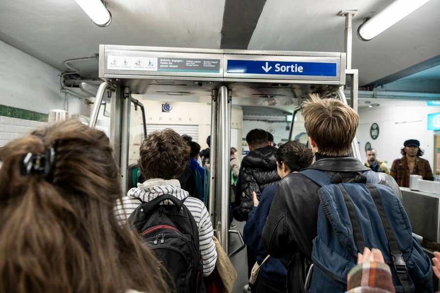 Estações de metro de Paris cheias de gente