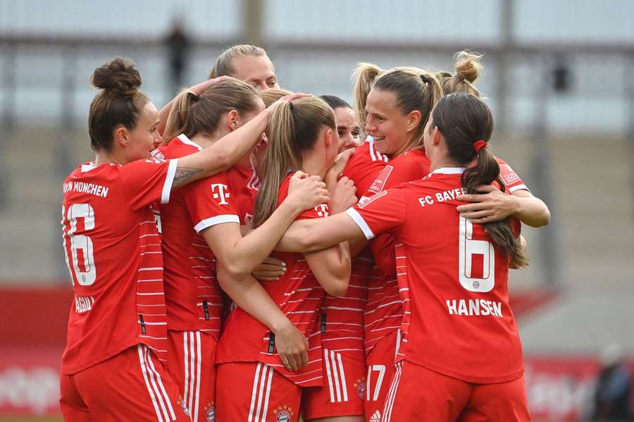 Die Frauen des FC Bayern München freuen sich über drei Punkte im Topspiel.