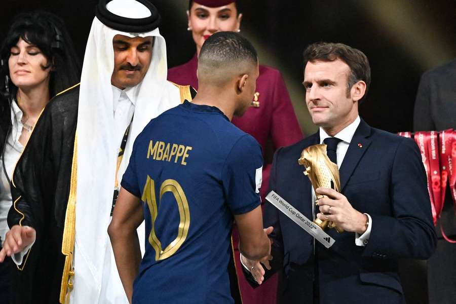 Macron (r.) und Mbappe nach dem WM-Finale 2022.