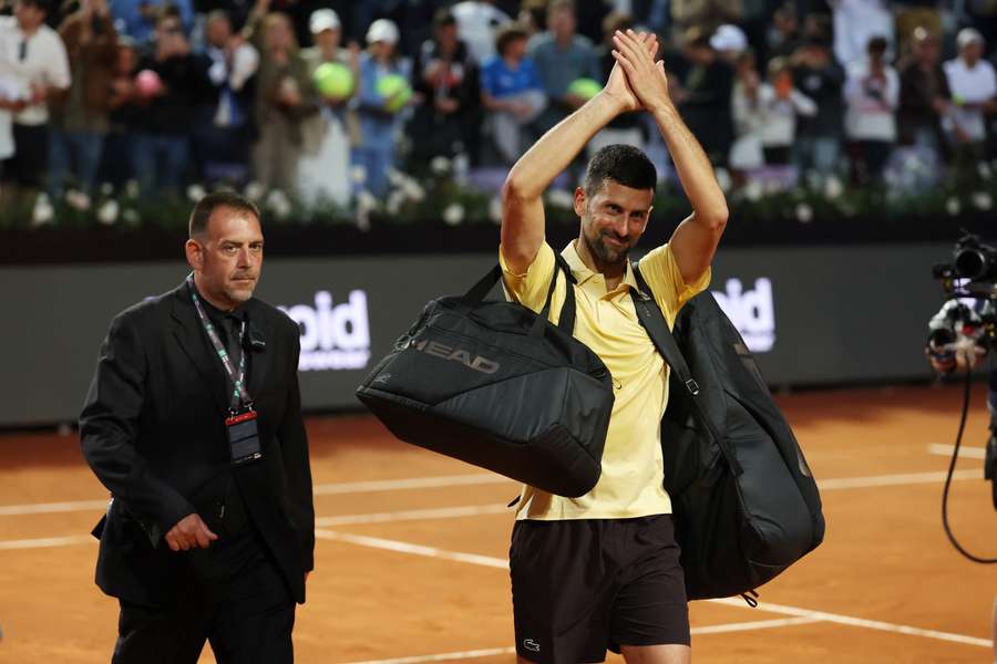 Novak Djokovic saluta il pubblico di Roma
