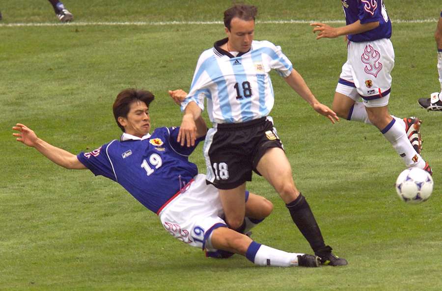 L’attaquant argentin Abel Balbo au duel avec le défenseur japonais Eisuke Nakanishi lors du match de Coupe du monde 1998 entre l’Argentine et le Japon, le 14 juin au Stadium de Toulouse.