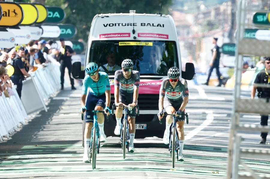 Søren Kragh Andersen var blot én af i alt tre ryttere, der torsdag faldt for tidsgrænsen i Tour de France.