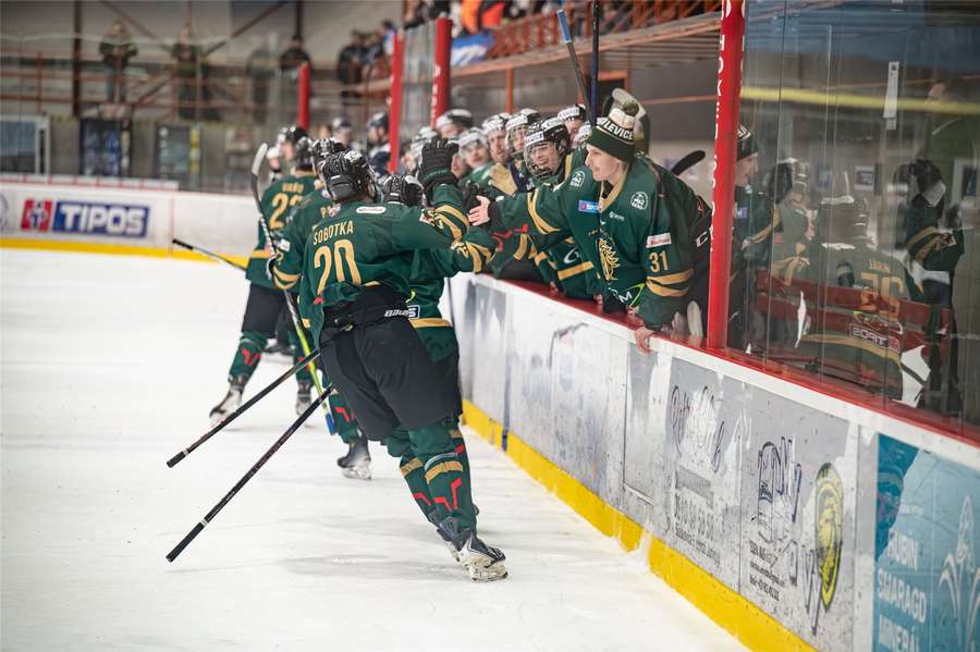 Levickí hokejisti uspeli v predĺžení. Levickí hokejisti uspeli v predĺžení.