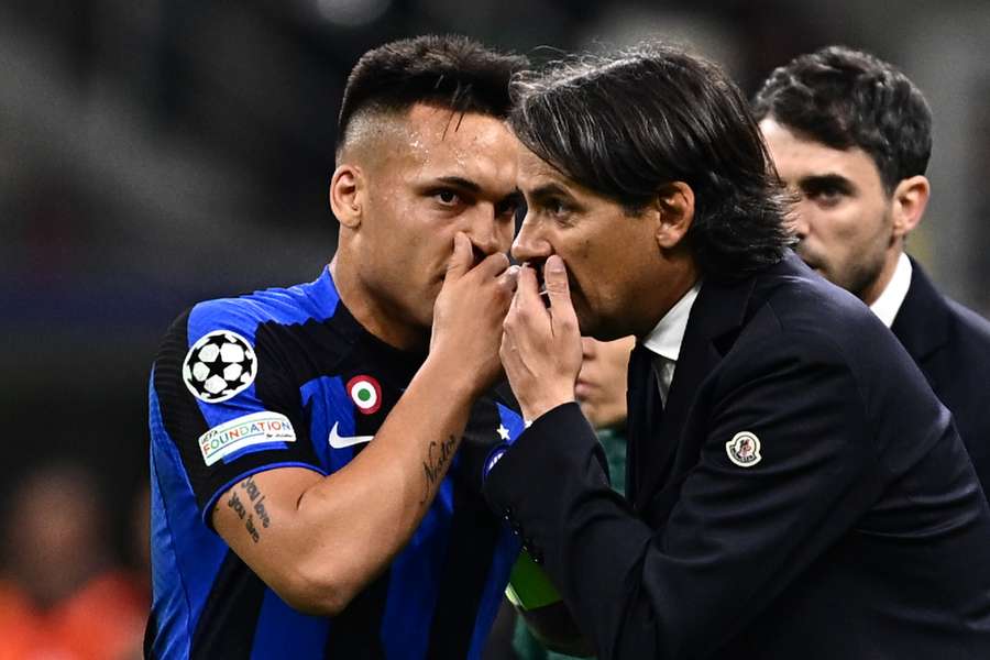 L'allenatore dell'Inter Simone Inzaghi parla con Lautaro Martinez