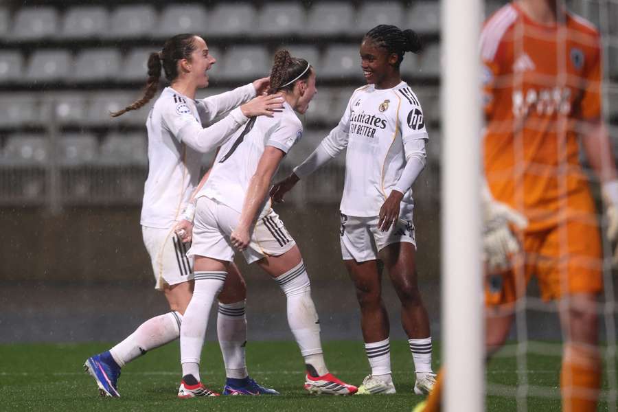 Jogadoras do Real Madrid celebram golo