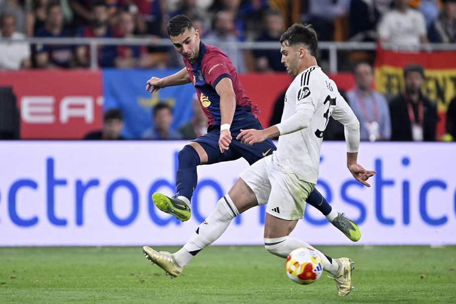 Ferran Torres, ante Asencio en la final de la Copa del Rey