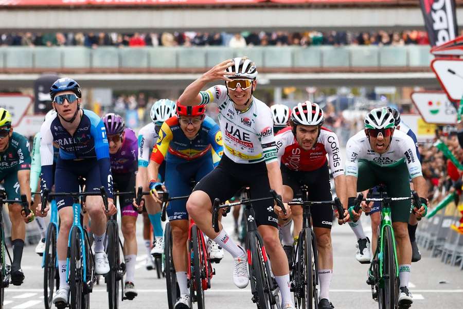 Slovenul Tadej Pogacar celebrează câștigarea ultimei etape din Turul Cataloniei 2024
