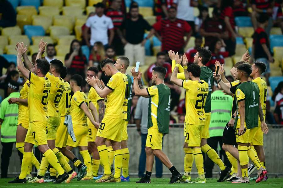 Los jugadores de Peñarol agradecen a sus seguidores su apoyo en el Maracaná