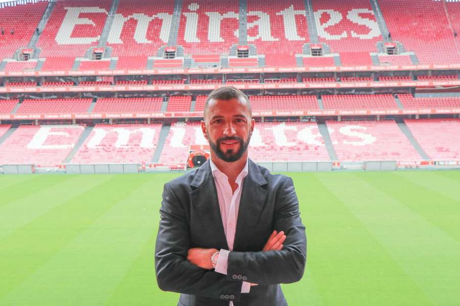 Simão Sabrosa, diretor de relações internacionais, representou o Benfica no sorteio dos oitavos de final