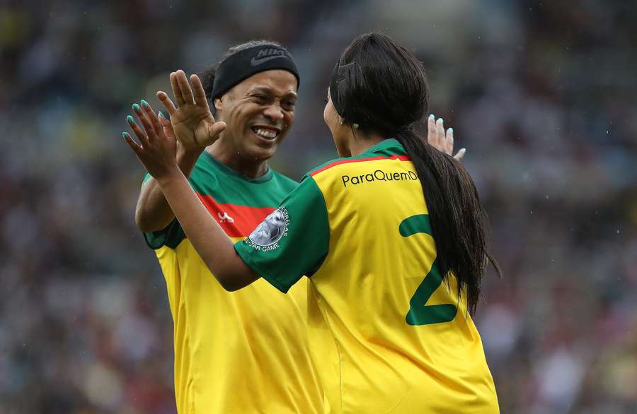 Ronaldinho comemora com Ludmilla, autora do primeiro gol