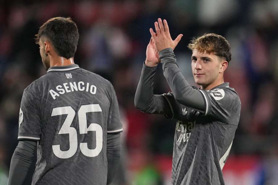 Dani Yáñez, con Raúl Asencio al término del partido en Gerona
