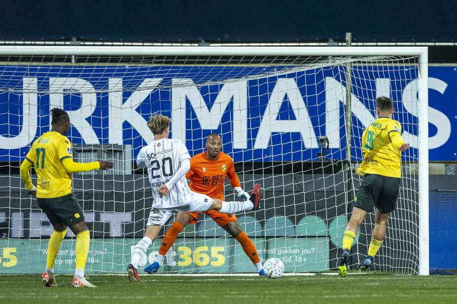 Kai Sierhuis onderweg naar de 2-0 voor Fortuna Sittard tegen Vitesse