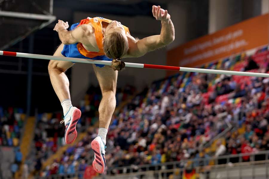 Enorme stunt Douwe Amels met goud bij het hoogspringen: 2,31 evenaring NL record