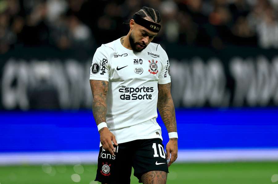 Memphis Depay desperdiçou um pênalti decisivo