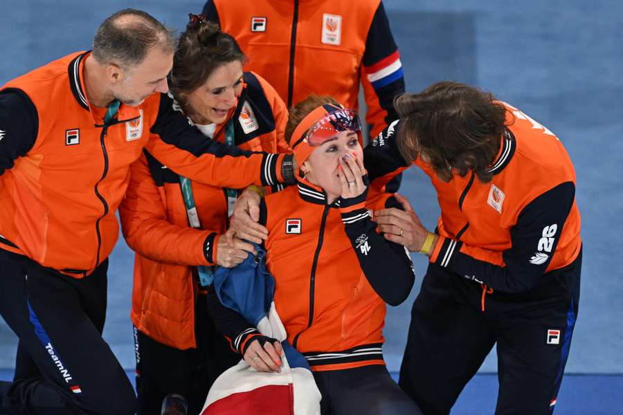 Antoinette Rijpma-de Jong, sous le choc après avoir remporté l’or sur 1500m