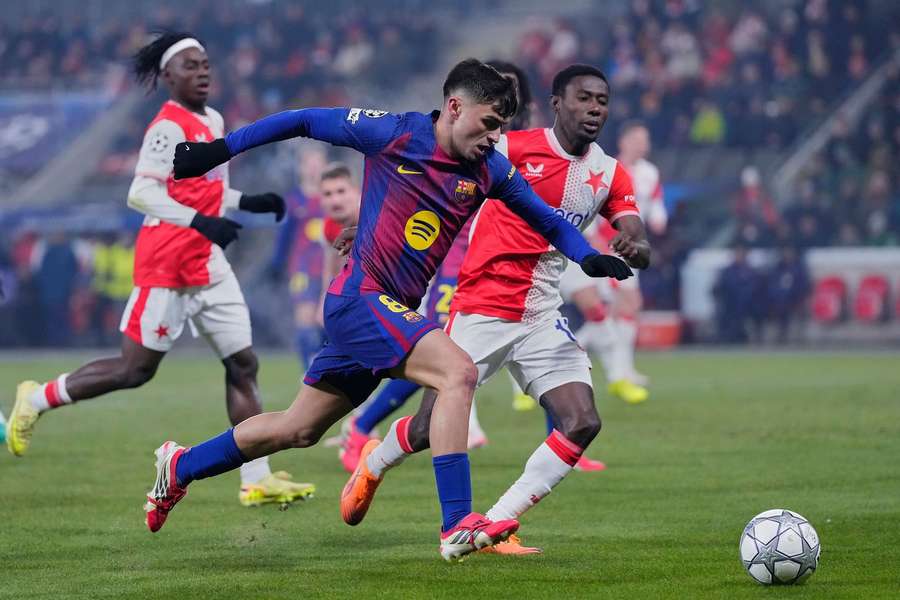 Pedri si znovu nútene oddýchne.