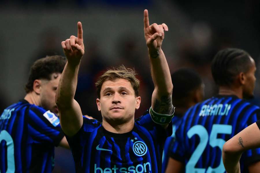 Barella comemora segundo gol da Inter em vitória sobre o Cagliari