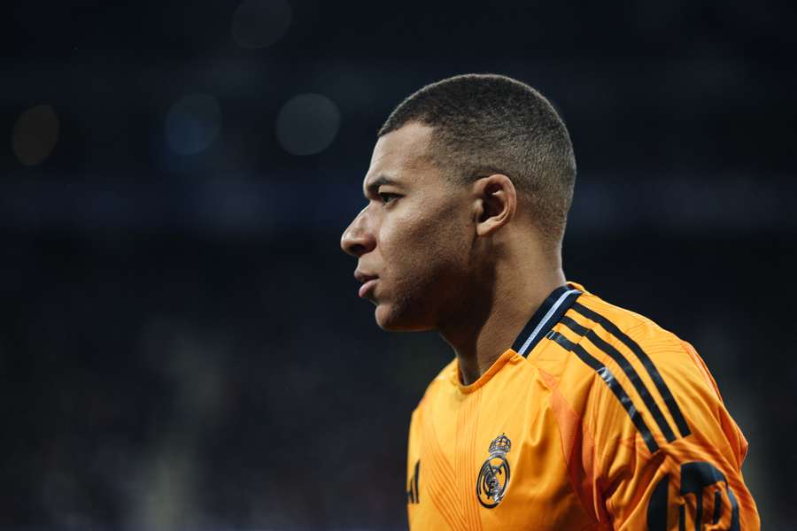 Kylian Mbappé foi vítima de uma entrada feia no domingo
