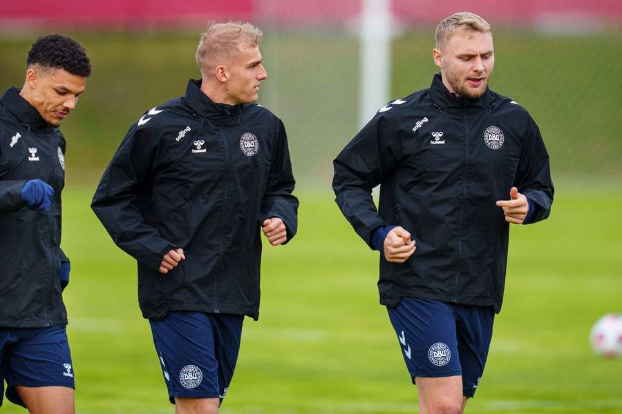 Alexander Bah, Gustav Isaksen e Victor Nelsson no treino da seleção da Dinamarca