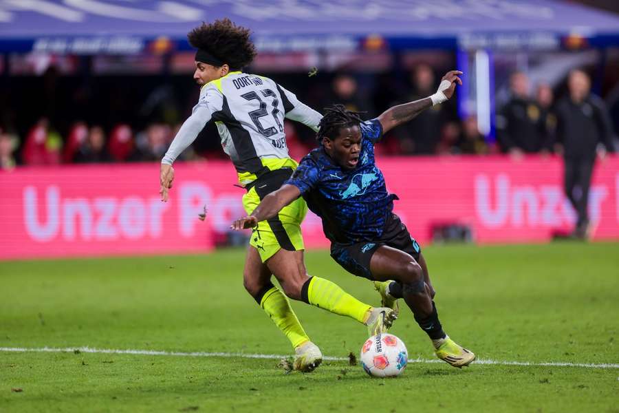 Adeyemi wurde spät im Spiel im Strafraum von Lukeba zu Fall gebracht