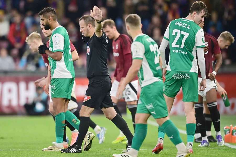 Sudí Lukáš Nehasil měl po derby Sparty s Bohemians co vysvětlovat. Sudí Lukáš Nehasil měl po derby Sparty s Bohemians co vysvětlovat.