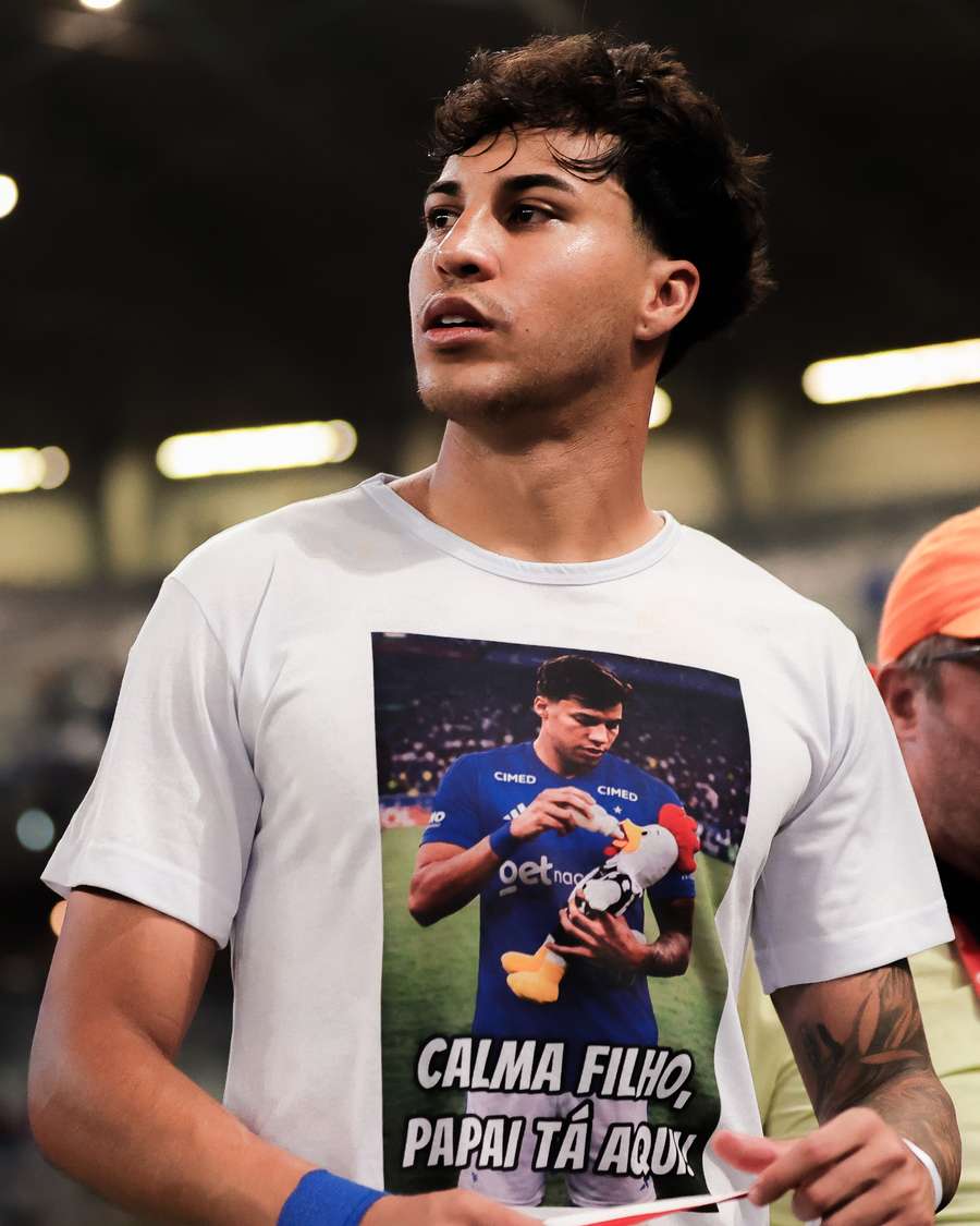 Kaio Jorge, um dos expulsos, com camisa provocativa ao rival