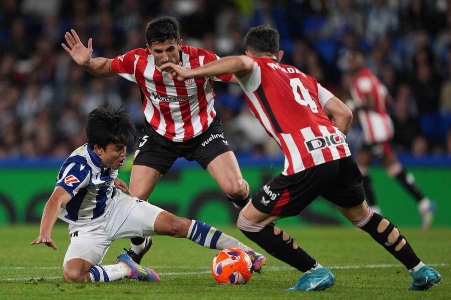 Kubo, desde el suelo, intenta mantener la posesión