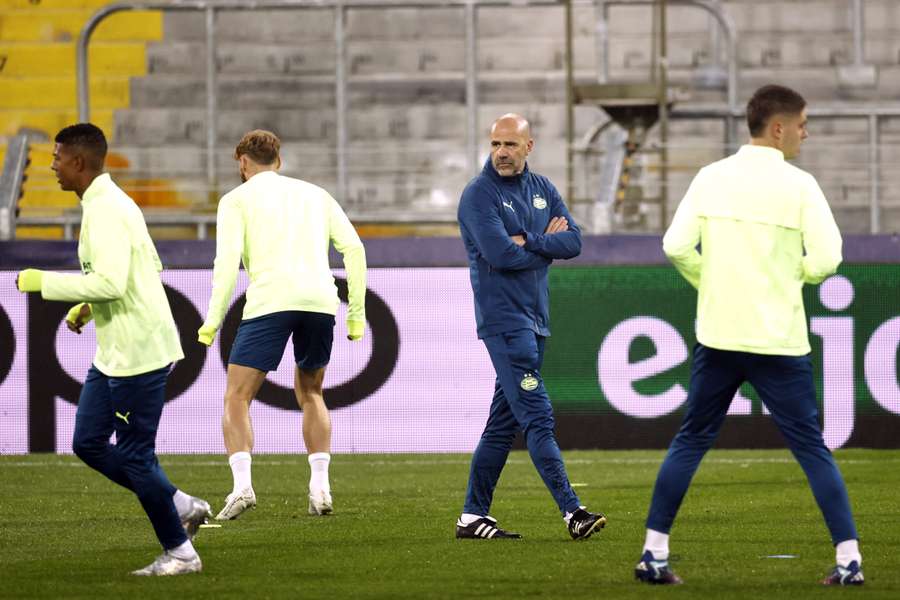 Bosz leidt zijn team op de training in het Stade Bollaert-Delelis