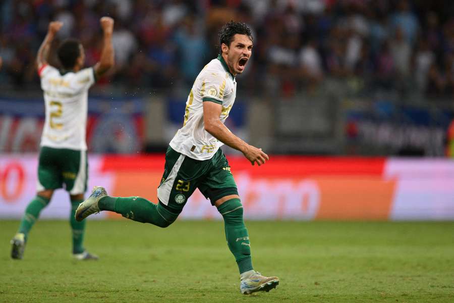 Raphael Veiga celebra un gol.