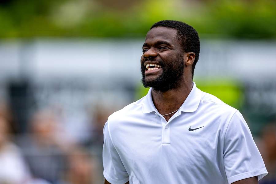 Frances Tiafoe, dos EUA, no evento de exibição Tennis Classic em Hurlingham