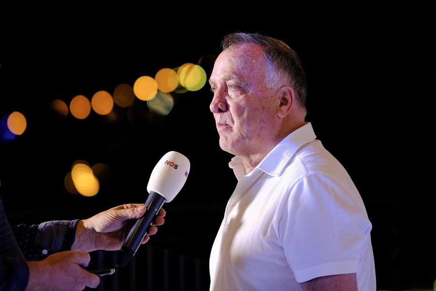 Dick Advocaat tijdens een persconferentie