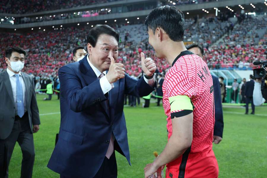 Yoon Suk Yeol felicita a Heung-min Son después de un partido.