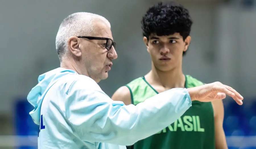 Petrovic, técnico da Seleção Brasileira, orienta Edu Santos