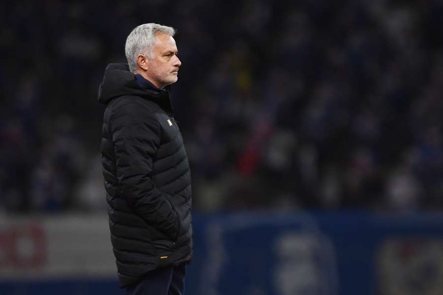 Mourinho a été démis de ses fonctions d'entraîneur de la Roma.