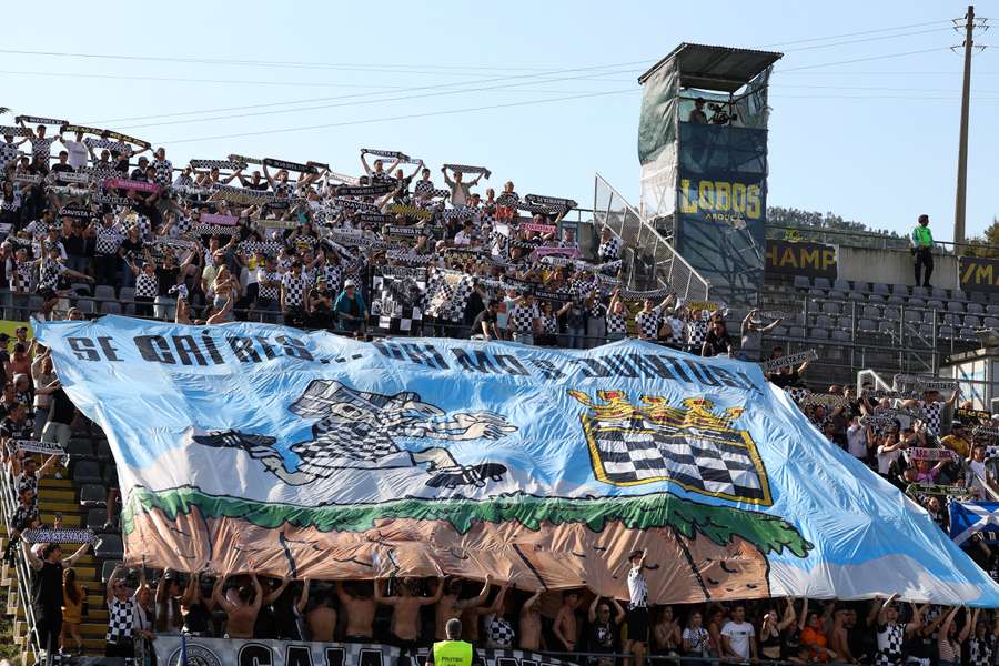 Adeptos do Boavista mostram um cartaz gigante durante o jogo