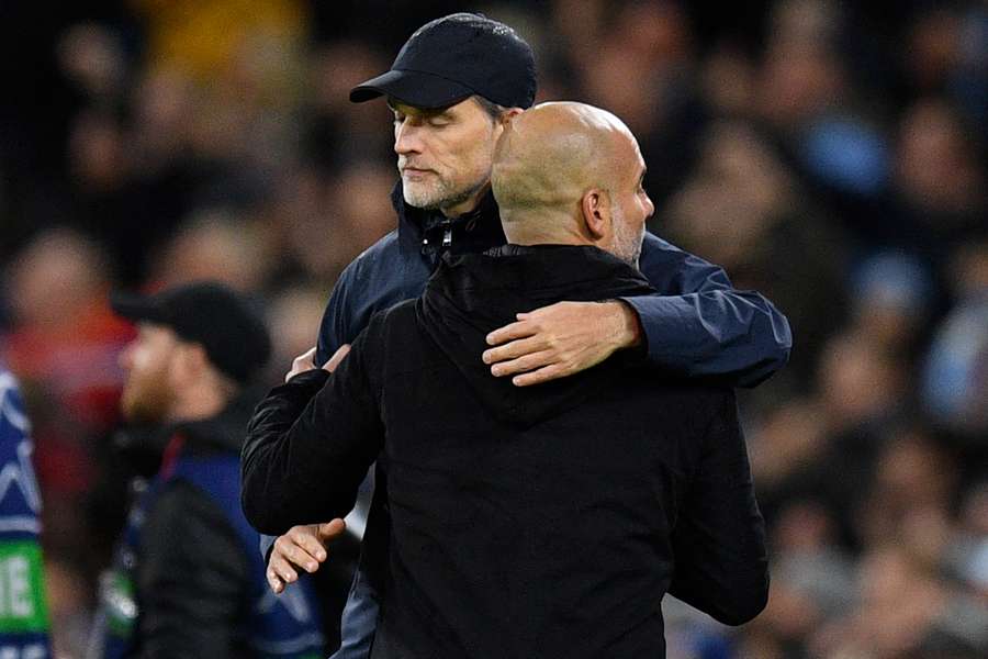 Tuchel (esq.) abraça Pep em jogo da Premier League Tuchel (esq.) abraça Pep em jogo da Premier League