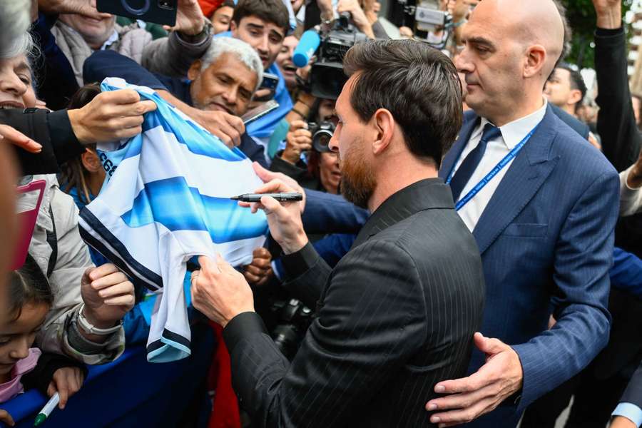 Messi dă autografe pentru fanii din Oviedo Messi dă autografe pentru fanii din Oviedo