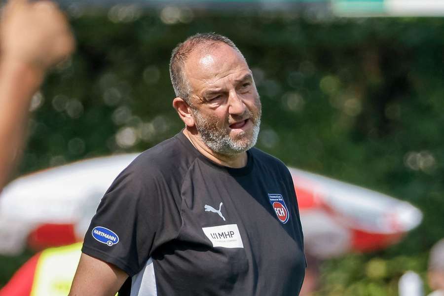 Frank Schmidt möchte der Relegation in diesem Jahr aus dem Weg gehen.