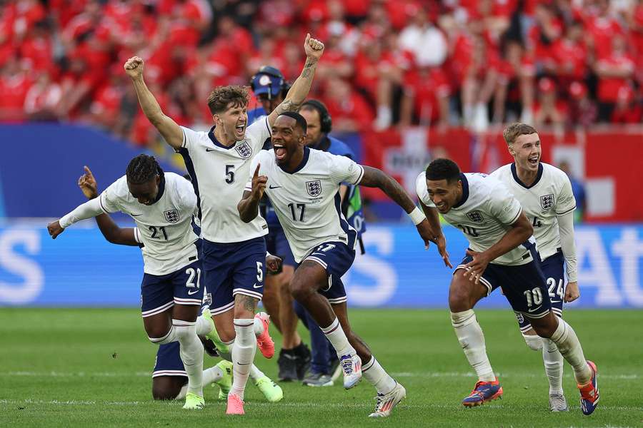 Englands spillere fejrer afslutningen på straffesparkskonkurrencen mod Schweiz.