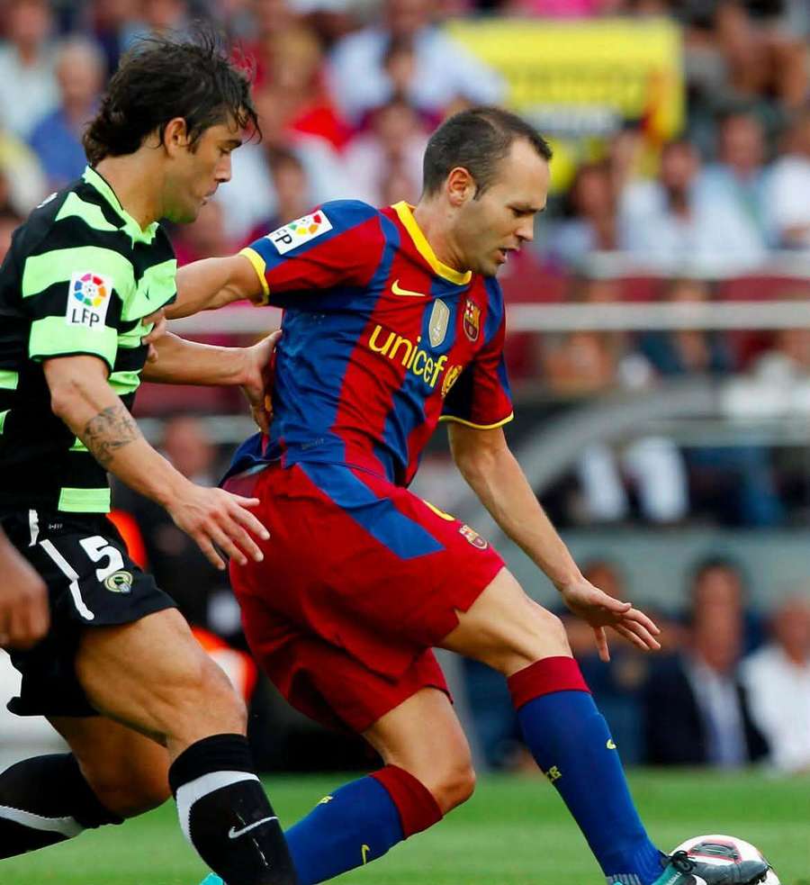 Abraham Paz, ante Andrés Iniesta Abraham Paz, ante Andrés Iniesta